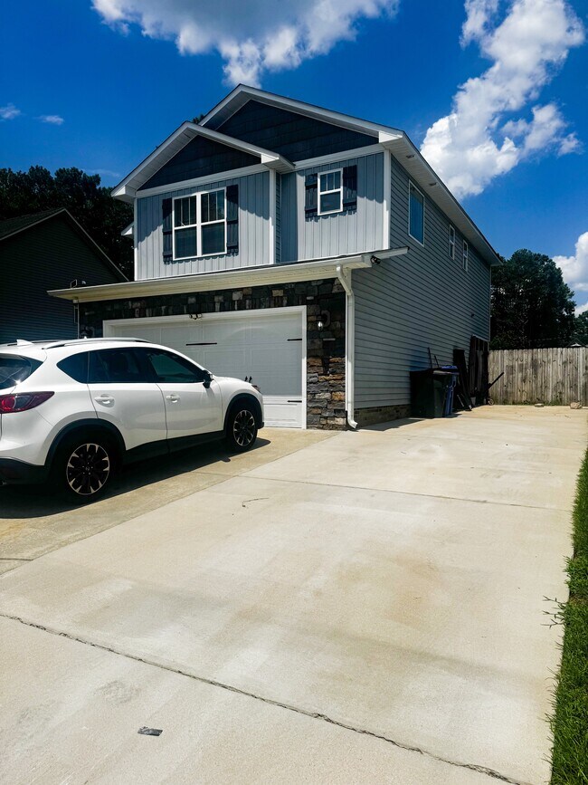 Foto del edificio - 1704 Rock Creek Ln