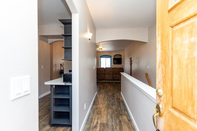 Building Photo - Bright and Airy 2-Bedroom Condo in Charmin...