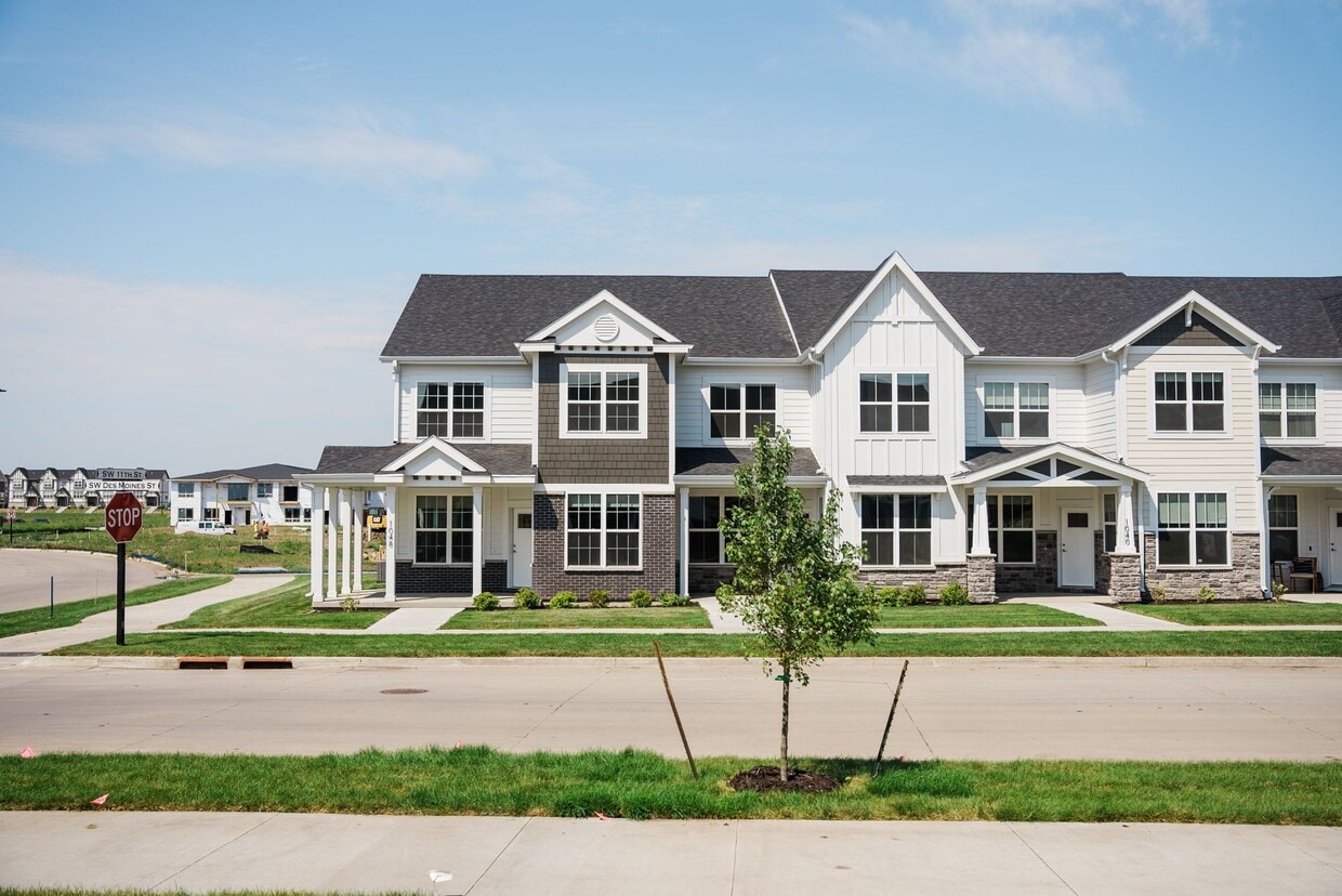 Primary Photo - Four Grand Brownstones - Ankeny