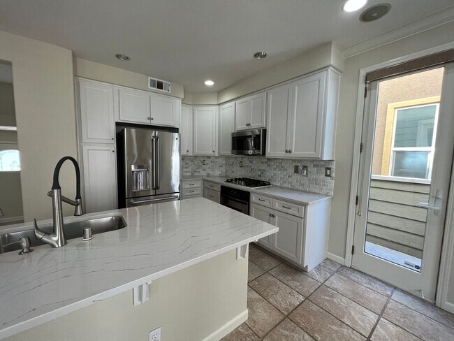 Building Photo - 3 BED/2.5 BA with BONUS ROOM in San Jose! ...