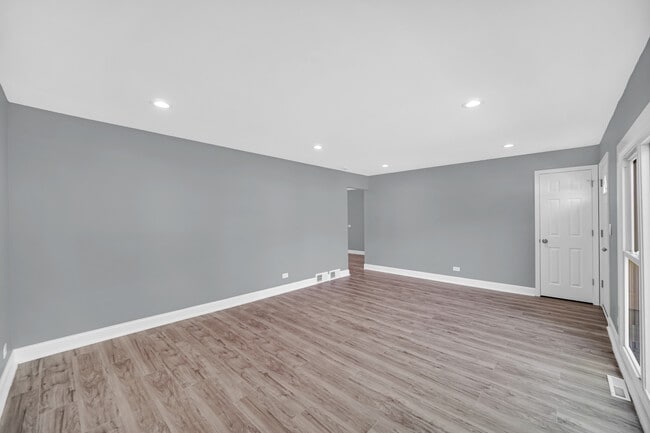 Building Photo - 8013 Monaldi Dr