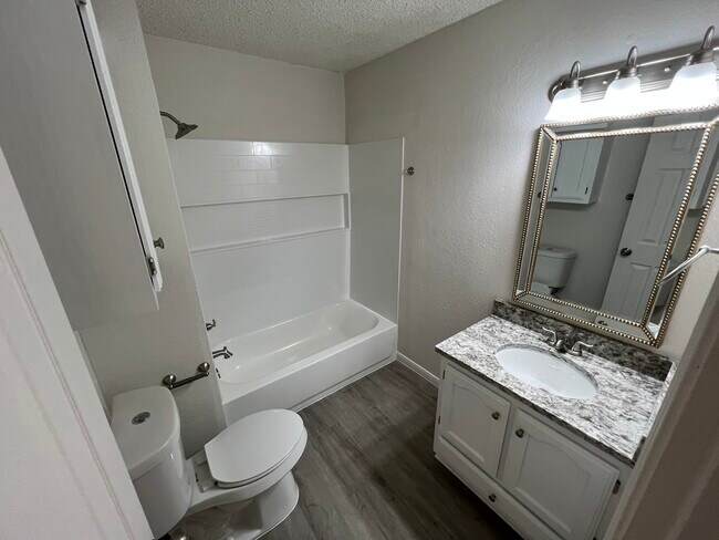 Building Photo - 824 Parkview
