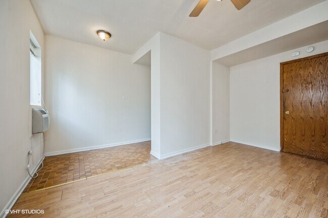 Building Photo - Spacious and Charming Gold Coast Studio - ...