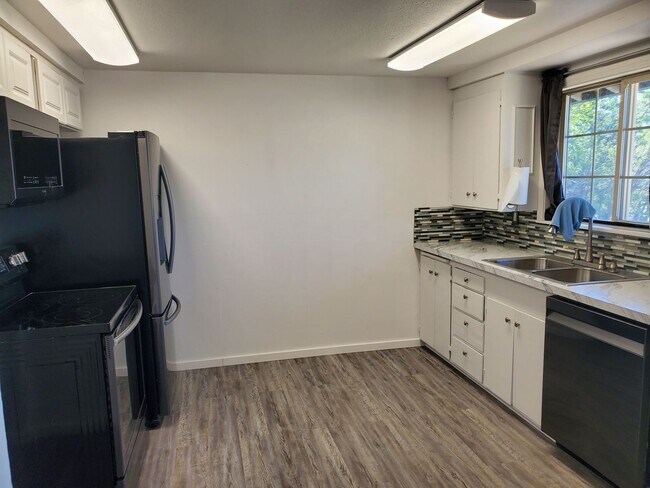 Foto del edificio - For Rent! Remodeled 3 bed 1 bath in knolls...