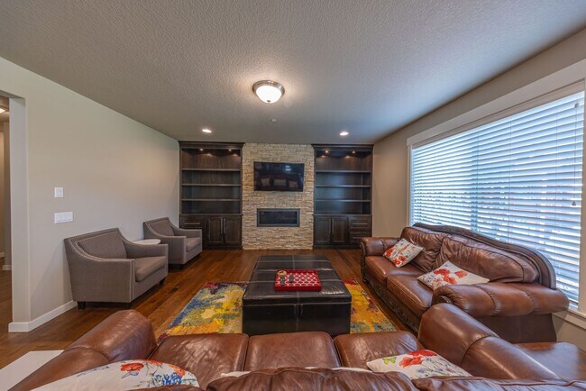 Foto del edificio - Four Bedroom Home + Bonus & Den in Gated C...