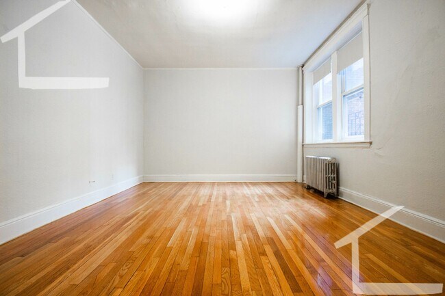 Building Photo - Nicely updated 1 bed in a prime location near the Green Line in Brighton.