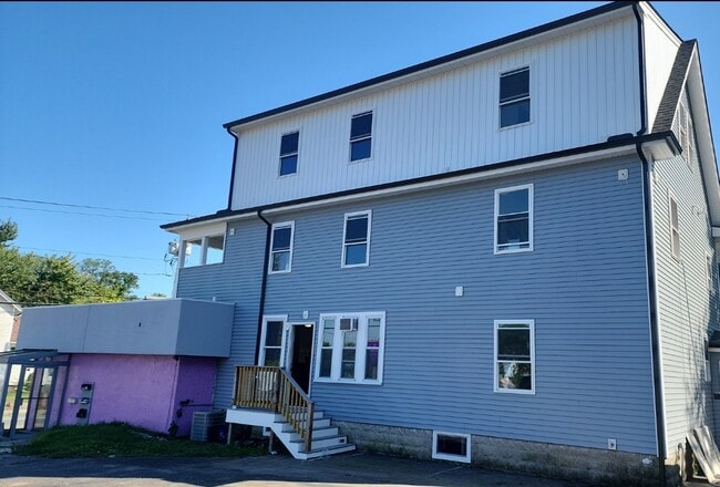 Building Photo - 670 Killingly St