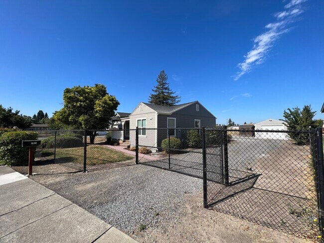 Building Photo - 1247 Petaluma Hill Rd
