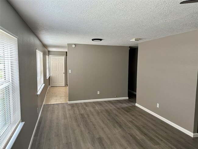 Foto del edificio - 2310 Kingsdale Dr