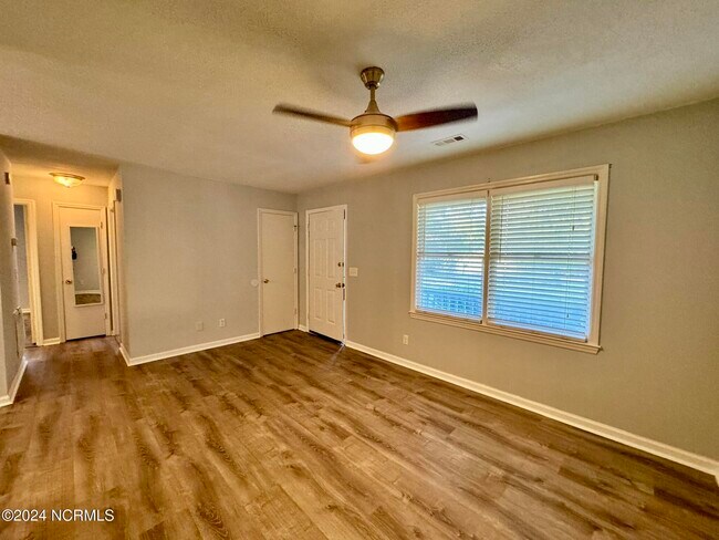 Foto del edificio - 4827 Long Branch Dr