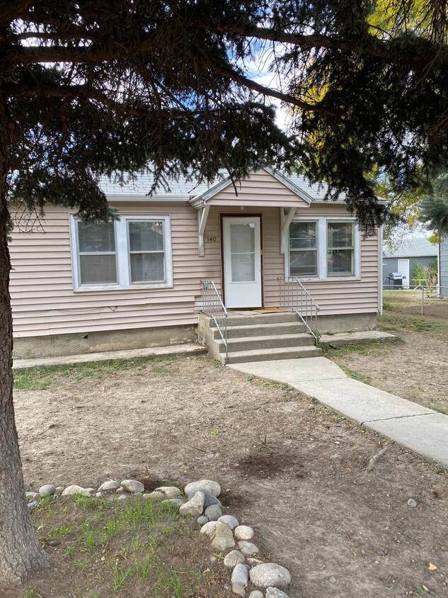 Primary Photo - Renovated 2 bedroom, 1 bathroom home on So...