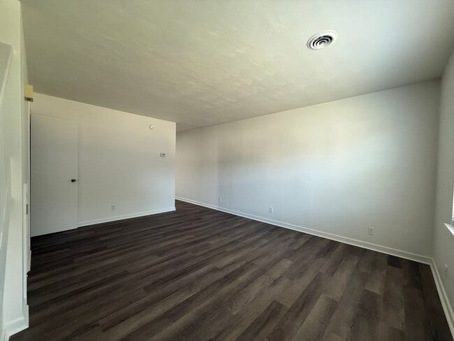 Building Photo - 2 Bedroom 1.5 Bath Apartment located in Jo...