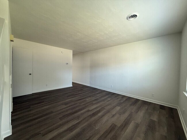 Foto del edificio - 2 Bedroom 1.5 Bath Apartment located in Jo...