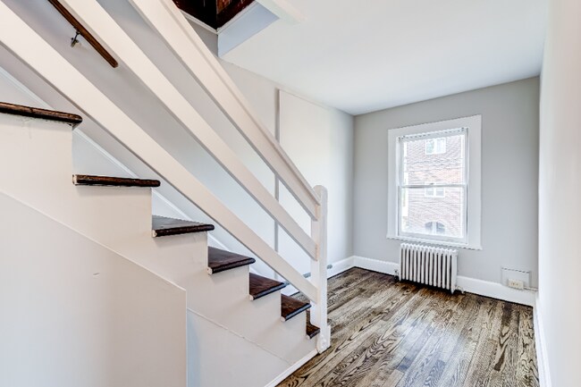 Building Photo - 206 Loudoun St SW