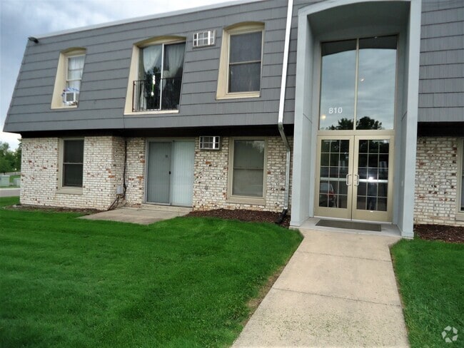 Building Photo - 810 9th Ave S
