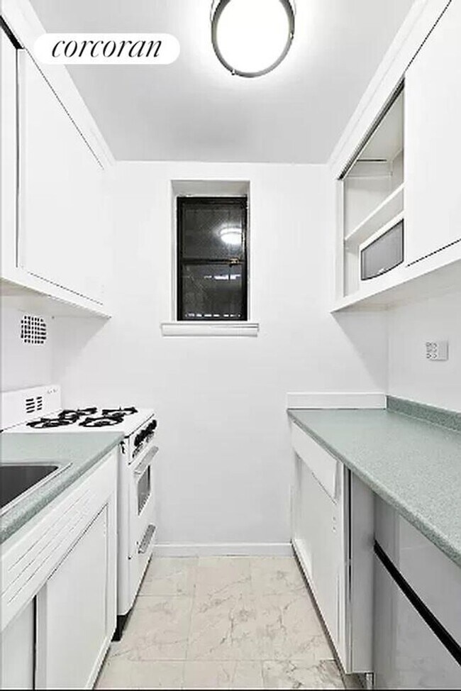 Building Photo - 150 E 27th St