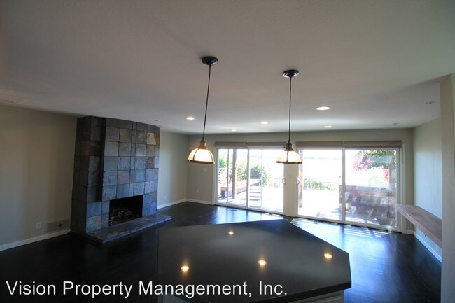 Building Photo - 2800 Bayview Dr