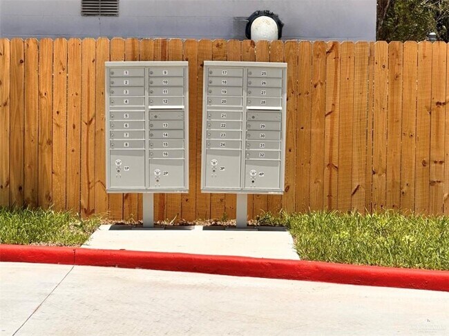 Foto del edificio - 12 S Alamo Rd