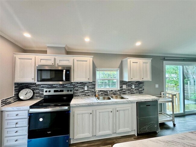 Foto del edificio - 55744 Holiday Cir