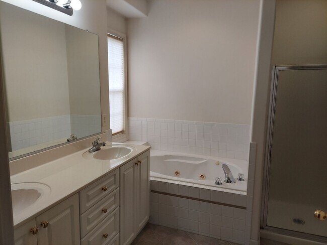 Building Photo - 3 BED / 2 BATH CONDO