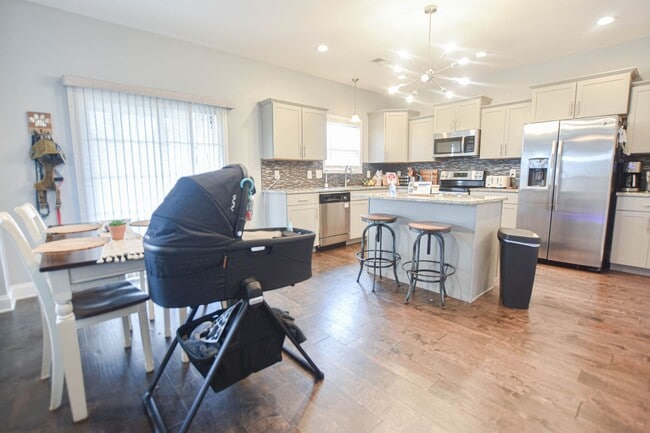 Foto del edificio - Pet Friendly Three Bedroom with Bonus in Rossview!