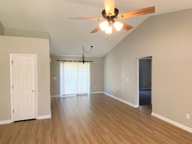 Building Photo - ~Cute 3-Bedroom home w/fenced backyard loc...