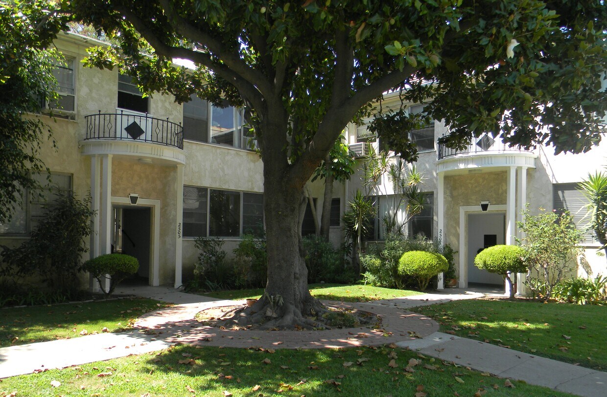 2503 N Beachwood Dr Los Angeles Ca 90068 Apartments Los Angeles Ca Apartments Com