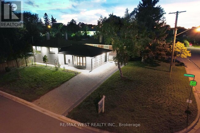 Building Photo - 2 Clanwilliam Ct