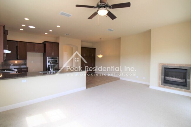 Foto del edificio - Beautiful Folsom 4bd/2ba with 3 Car Garage!