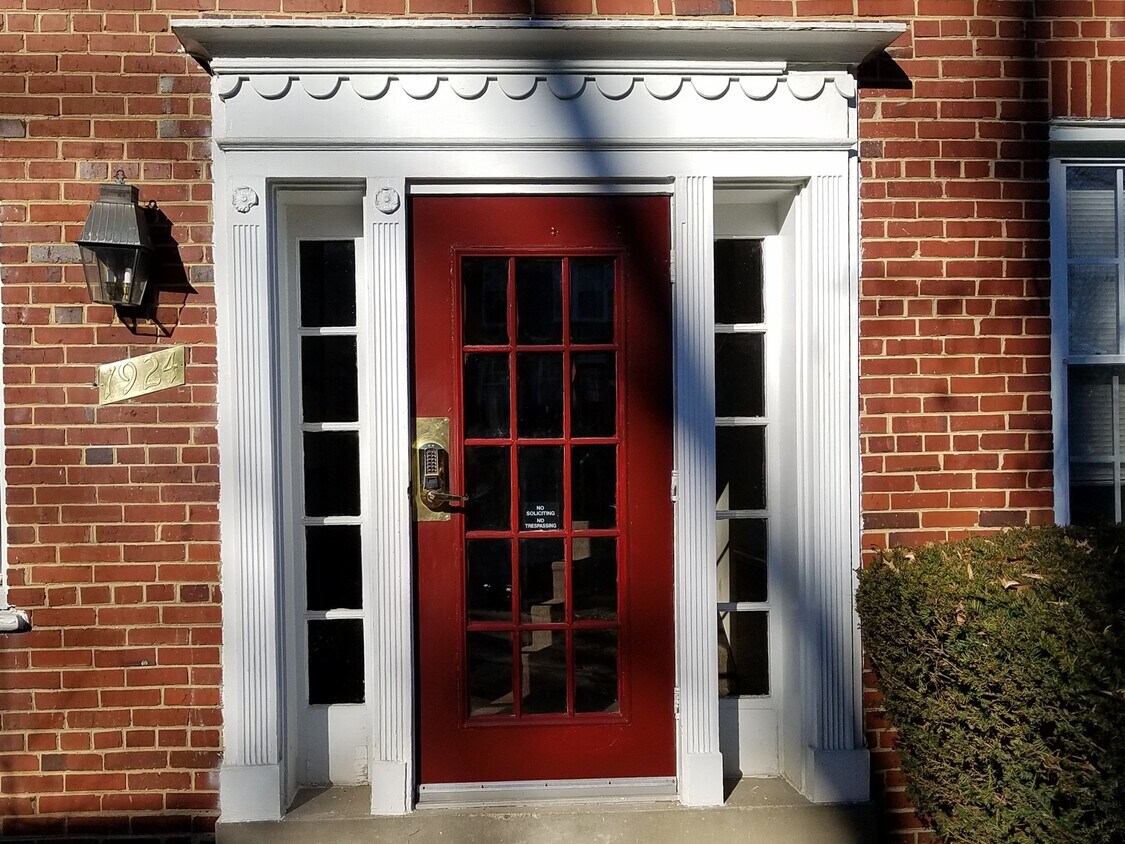 Efficiency Apartment, in sought after Colonial Village - 1924 N Rhodes St