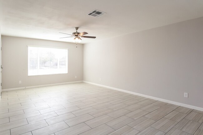 Building Photo - 1530 E Broadmor Dr