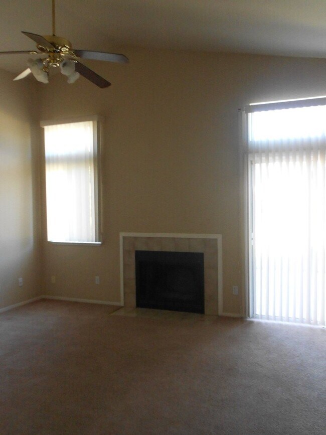 Foto del edificio - 4 bedroom 2 bath house in Yuba City
