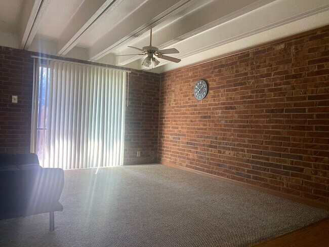 Building Photo - Hill House Apt 15