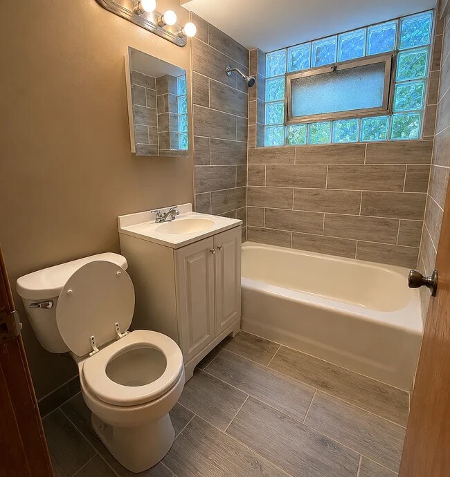 baño - 8113 S Exchange Ave