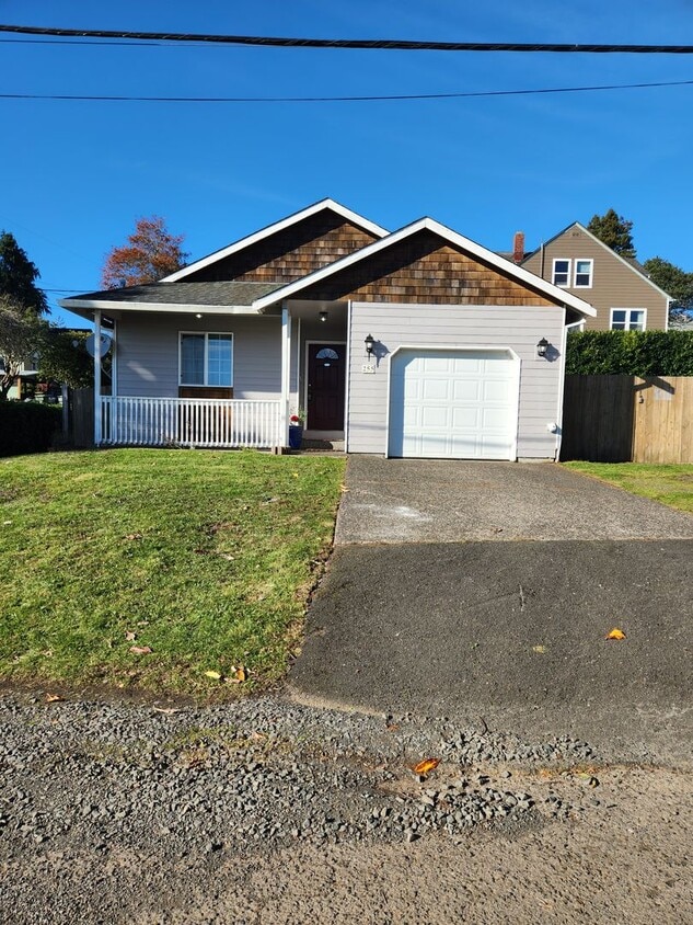 Primary Photo - Charming 3 Bedroom 2 Bath House