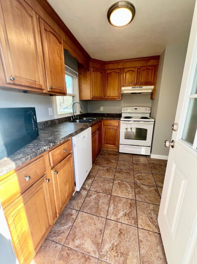 Building Photo - 66 Old Concord Turnpike