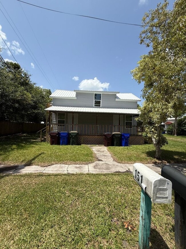 Building Photo - Renovated 2 bedroom, 2 bathroom duplex in ...