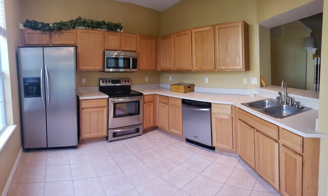 Building Photo - Spacious 3br 2.5ba Townhome in North Saint...