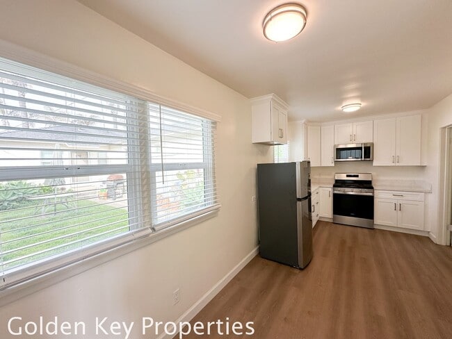 Building Photo - Detached studio one block from the beach!!