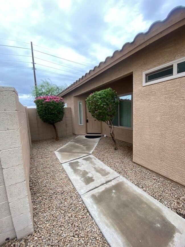 Foto del edificio - Beautiful 3-Bedroom Home with Vaulted Ceilings & Private Fenced Yard