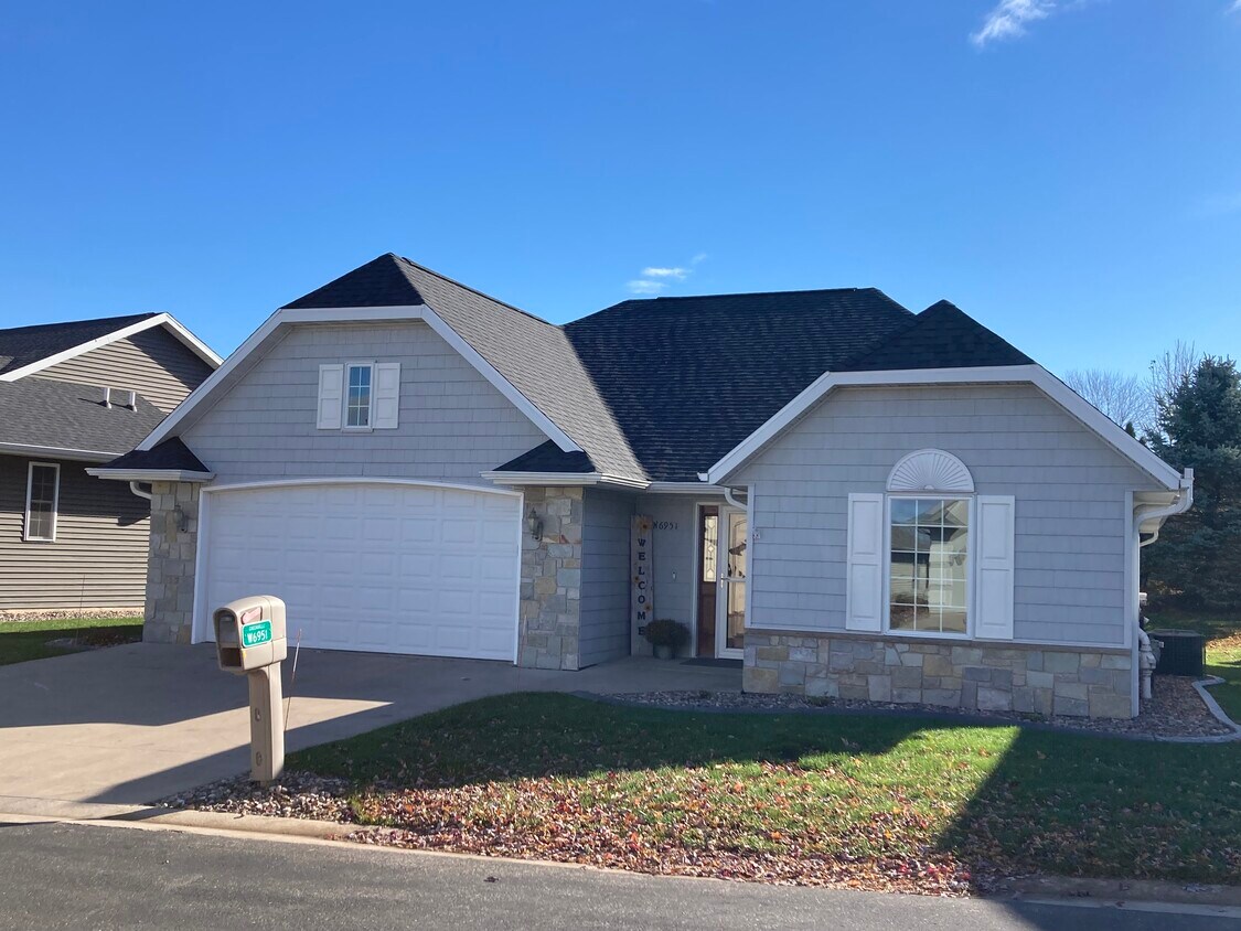 6951 Brackenwood Ln, Greenville, WI 54942 House Rental in Greenville, WI