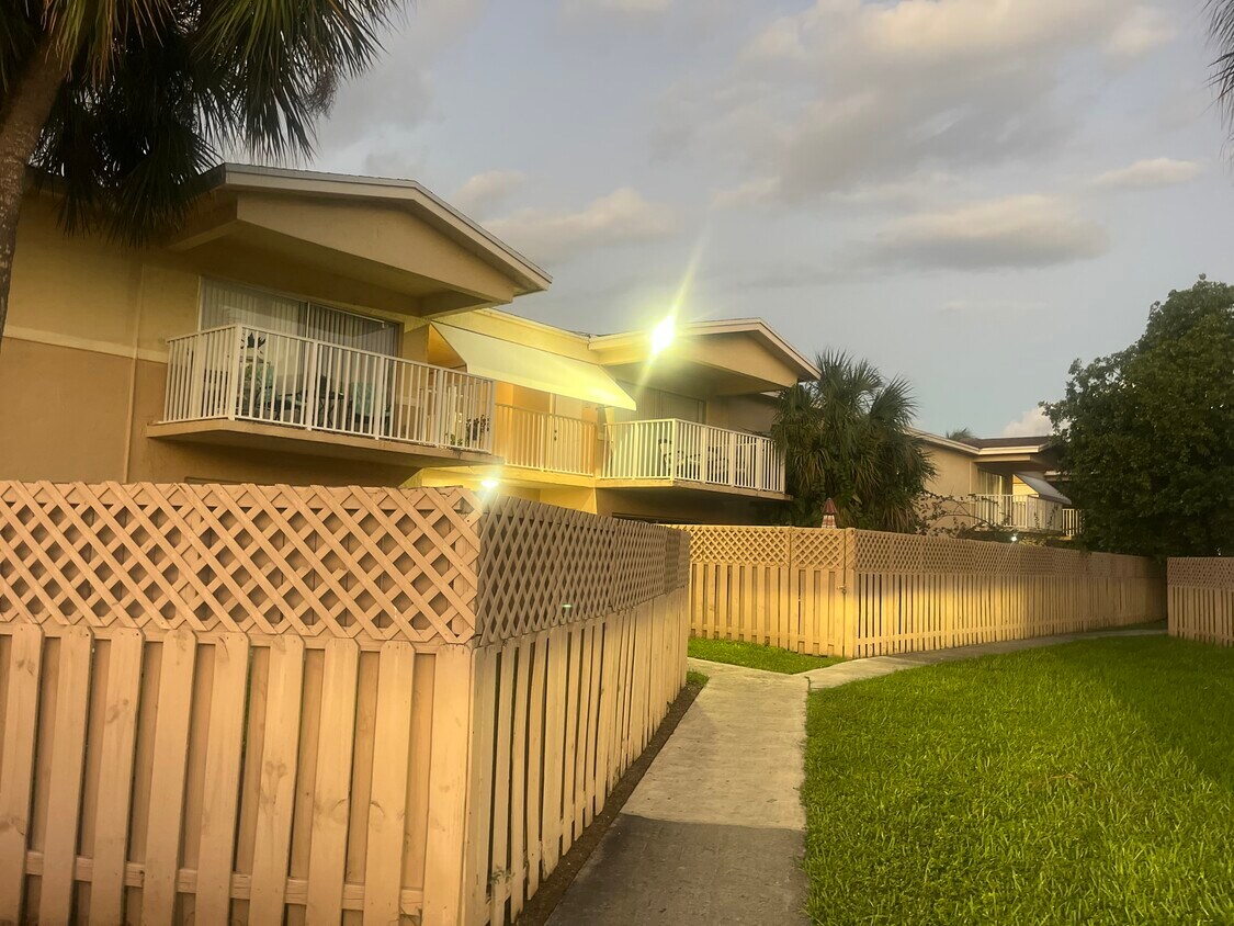 Foto principal - 4220 NW 79th Ave