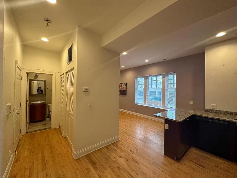 Foto principal - 3212 W Fullerton Ave