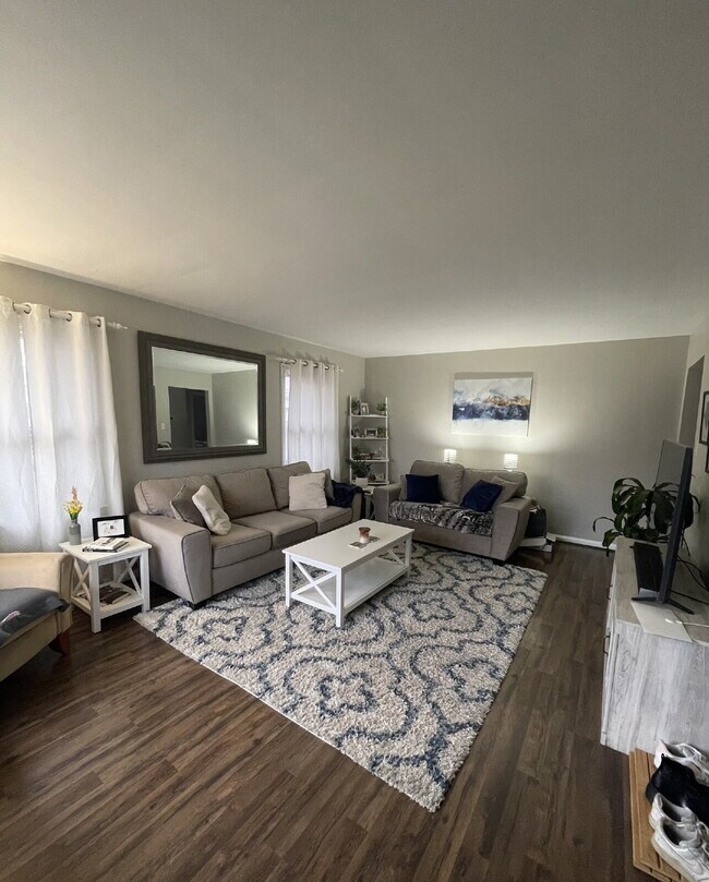 Building Photo - 924 Main St