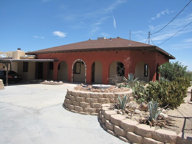 Foto del edificio - LARGE 3 bedroom home
