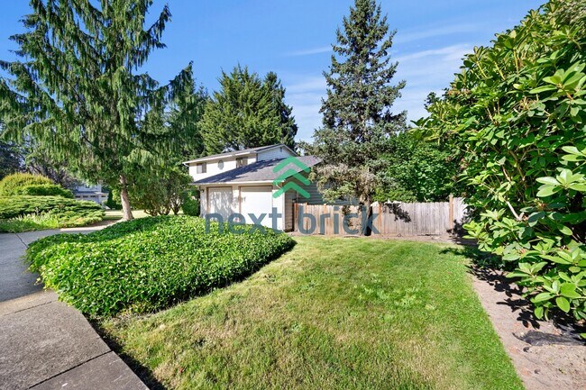 Foto del edificio - "Spacious 5-Bed Gem with 2.5 Baths in Prime Redmond Location!"