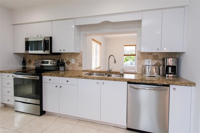 Building Photo - 3 br, 2 bath House - 230 SE 3rd Pl # 0