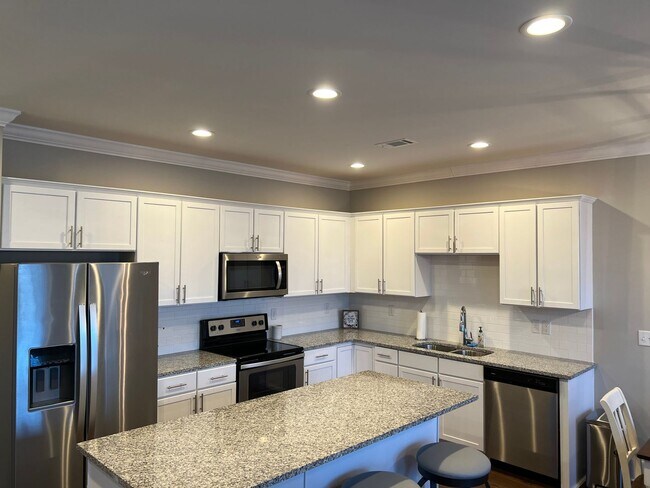 Building Photo - 3 Bedroom, 3.5 Bath Fully Furnished