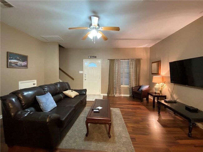 Foto del edificio - 716 W Bayview Blvd
