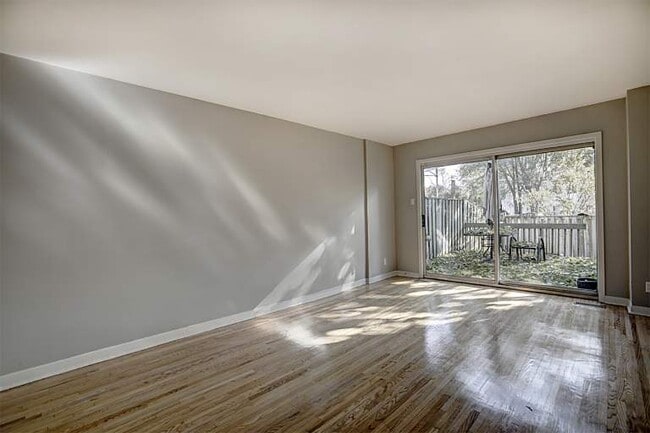 Photo du bâtiment - 200 & 206 Lakeshore Rd. W